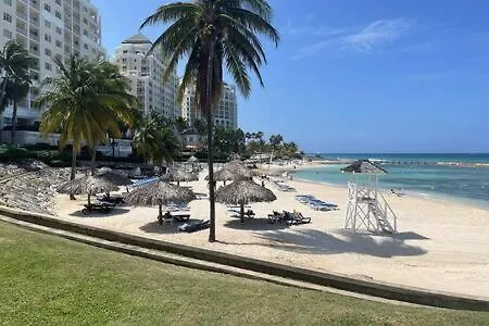 Hospitality Expert Jagger - Tour Pool Bar Beach Montego Bay
