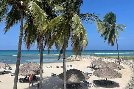Hospitality Expert Jagger - Tour Pool Bar Beach Montego Bay