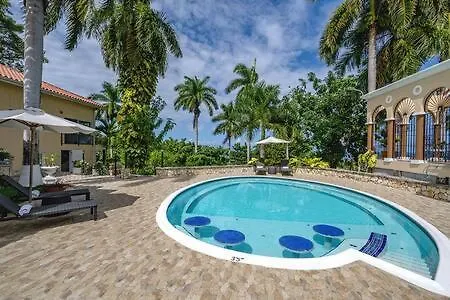 Hospitality Expert Jagger - Tour Pool Bar Beach Montego Bay
